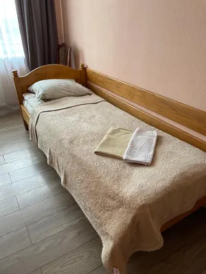 Двомісний економ-номер: стіл і вхідні двері