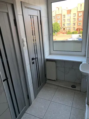 Спільний санвузол на поверсі: туалет і умивальник