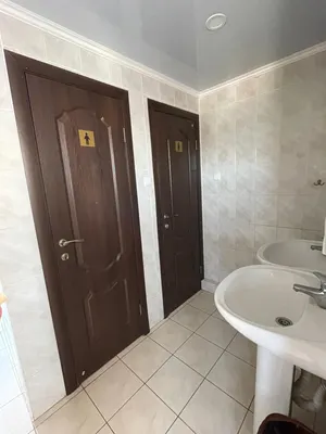 Умивальники у спільному санвузлі на поверсі