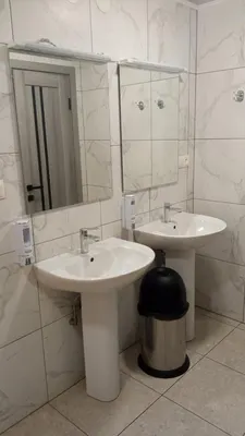Спільний санвузол на поверсі: два умивальники з дзеркалом