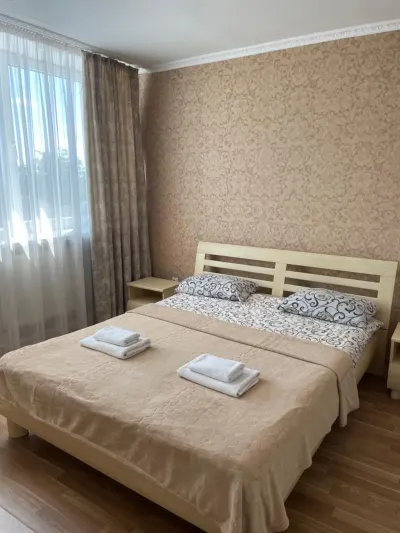 Люкс з ванною: комод і дзеркало в спальні